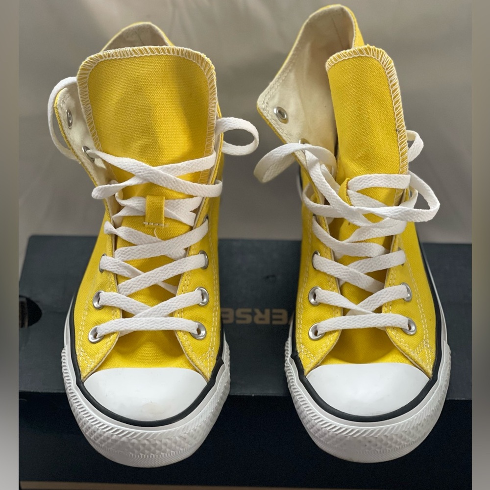 Converse - Yellow Chuck Taylors